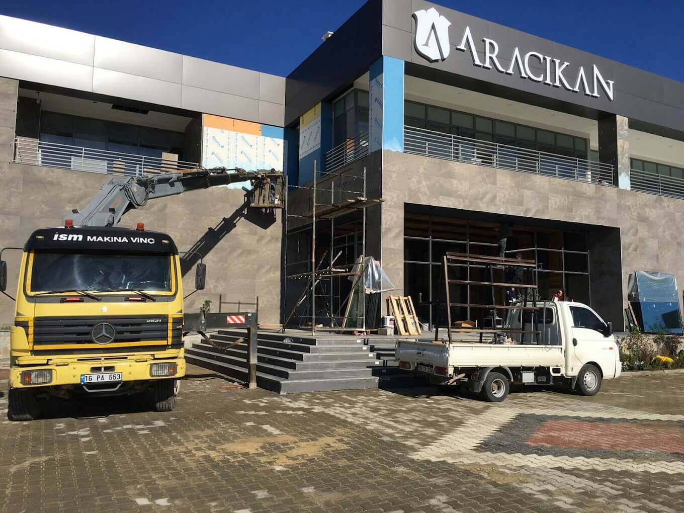 İnegöl sepetli vinç ile yüksek katlı bina dış cephe montajı